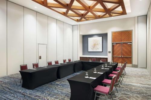 Espace de conférence ou salle de réunion dans l'établissement Embassy Suites By Hilton Atlanta Airport North