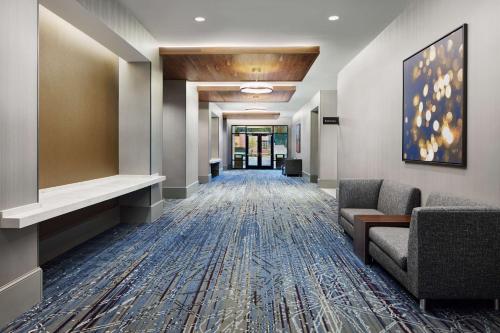Coin salon dans l'établissement Embassy Suites By Hilton Atlanta Airport North