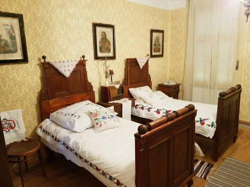 1 Schlafzimmer mit 2 Betten und 2 Stühlen in der Unterkunft Etno house Leja 