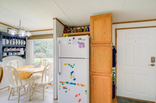 Galería fotográfica de Creekfront Max Meadows Mobile Home with Deck! en Max Meadows