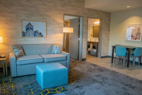 LogansportHome2 Suites By Hilton Logansport的带沙发和桌子的客厅