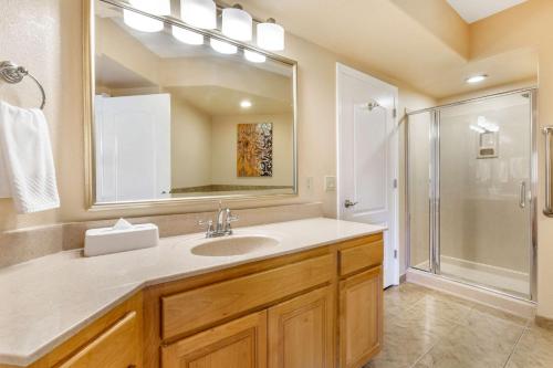 y baño con lavabo y ducha. en Hilton Vacation Club Ridge on Sedona, en Sedona