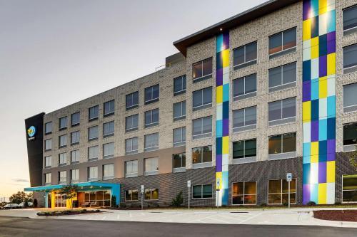 un grand bâtiment avec une façade colorée dans l'établissement Tru By Hilton Raleigh Garner, à Garner