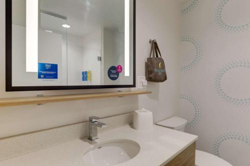 Un baño de Tru By Hilton Raleigh Garner