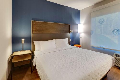 Una cama o camas en una habitación de Tru By Hilton Raleigh Garner