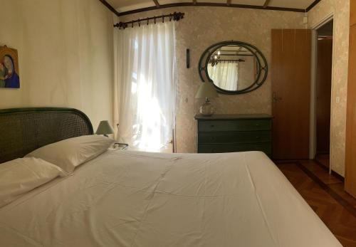 テッラジーニにあるVilla lo Iaconoのベッドルーム(白いベッド1台、鏡付)