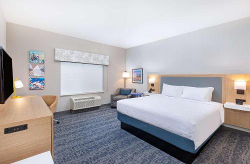 um quarto de hotel com uma cama e uma televisão de ecrã plano em Hampton Inn Albertville, Al em Albertville