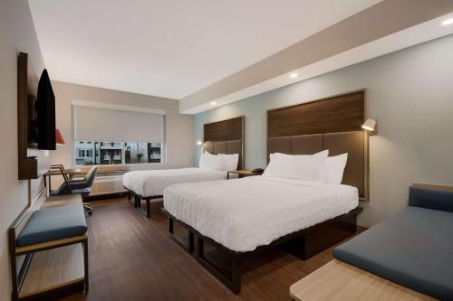 Habitación de hotel con 2 camas y sofá en Tru By Hilton Destin, en Destin