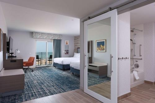 Katil atau katil-katil dalam bilik di Hampton Inn & Suites Manistee, Mi