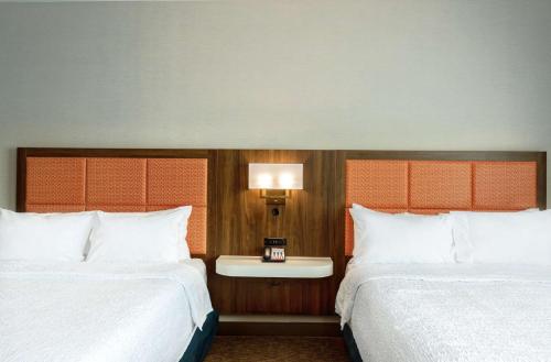 Katil atau katil-katil dalam bilik di Hampton Inn Marianna I-10