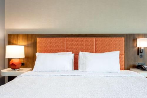 Katil atau katil-katil dalam bilik di Hampton Inn Marianna I-10