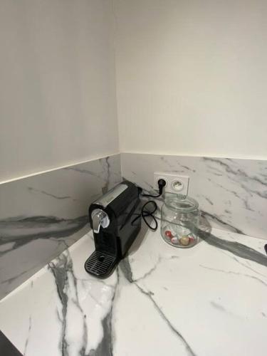 un téléphone noir posé sur un comptoir en marbre dans l'établissement Superbe T3 neuf centre-ville, à Nîmes