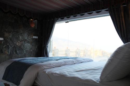 Säng eller sängar i ett rum på Al khitaym guest house