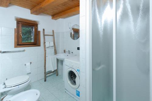 uma casa de banho com uma máquina de lavar roupa e um lavatório em SWEET TERRACE em Arvier