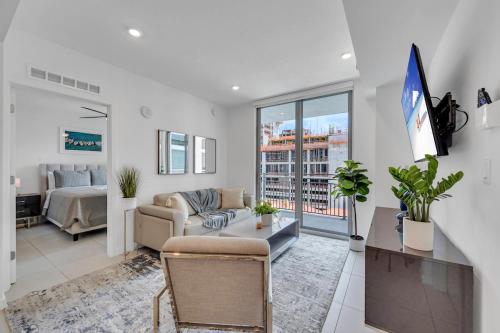 A seating area at Centrally Located 2 BED in the Heart of Downtown With Free Parkin