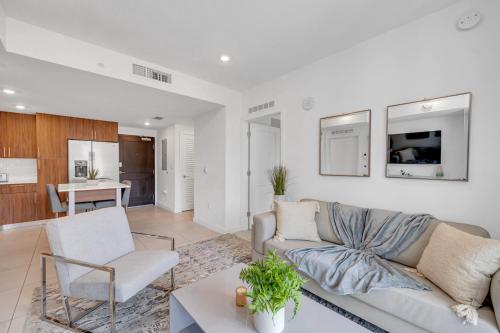 uma sala de estar com um sofá e uma mesa em Centrally Located 2 BED in the Heart of Downtown With Free Parkin em Miami
