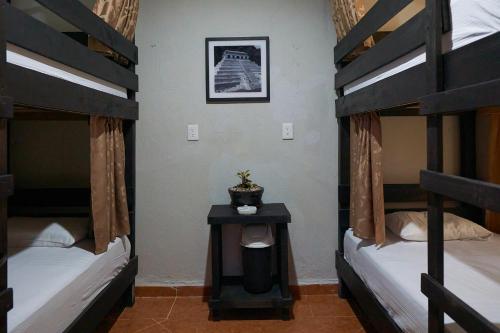 Двох'ярусне ліжко або двоярусні ліжка в номері Hostal Ixchel - WiFi, Hot Water, AC, in Valladolid Downtown