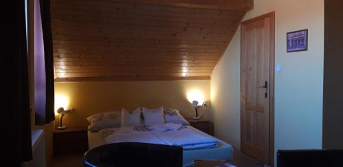 Ένα ή περισσότερα κρεβάτια σε δωμάτιο στο Penzion U Štoly
