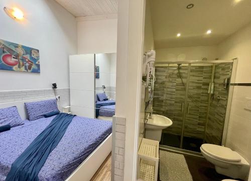 - une chambre avec un lit, une douche et des toilettes dans l'établissement Loft ANAGNINA, à Rome