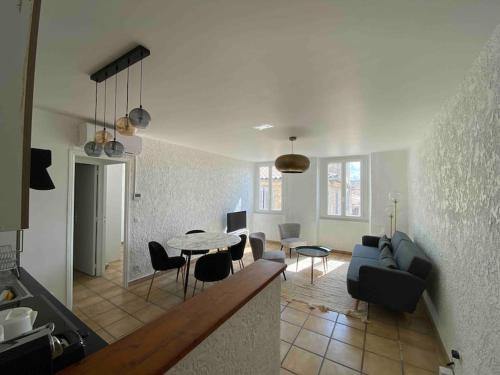 un salon avec un canapé et une table dans l'établissement Appartement 2 pièces de charme climatisé, à Nîmes
