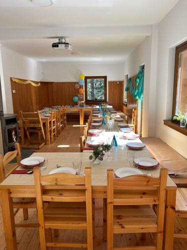 特爾日奇的住宿－Mountain hut Dom pod Storžičem，大型用餐室配有长桌和椅子