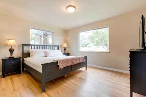- une chambre avec un lit et 2 fenêtres dans l'établissement Charming Cherry Creek Duplex 3 Mi to Zoo!, à Denver
