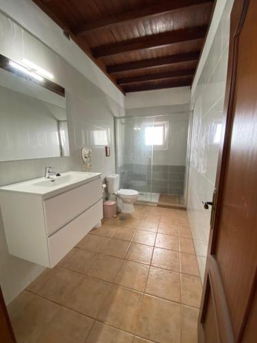 y baño con lavabo y aseo. en Apartamentos y Bungalows Finca Colón, en Fuencaliente de la Palma