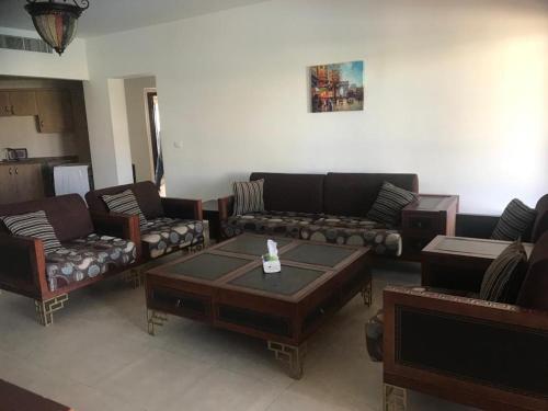 salon z kanapami i stolikiem kawowym w obiekcie Talabay apartment 20109 w mieście Al Burj