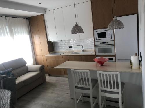 cocina con sofá, mesa y sillas en ENMAYO 2021 - Dos alojamientos, en Córdoba