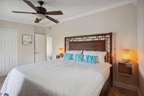 um quarto com uma cama grande e uma ventoinha de tecto em Coconut Paradise em St. Pete Beach