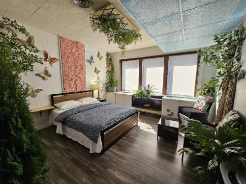 a bedroom with a bed and plants in it at Planet M Hostel in Niagara Falls