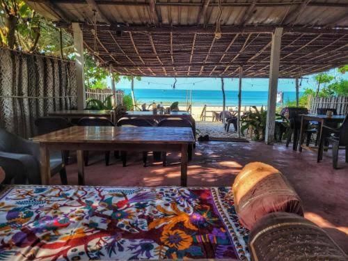 ゴカルナにあるSurya cafe and stay sea viewのビーチの景色を望む客室で、テーブルが備わります。
