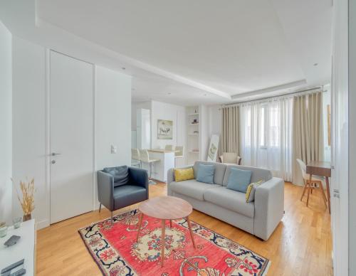 Champs Élysées 1BR Prime Location renovated