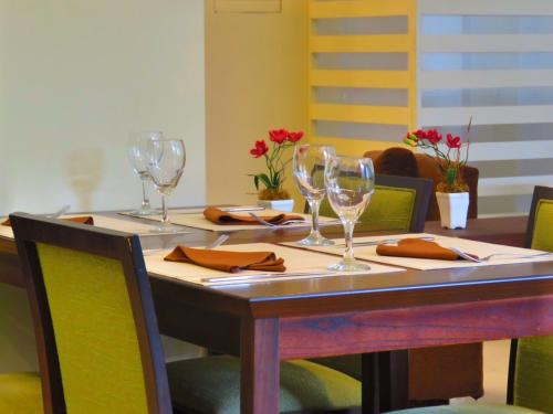a table with wine glasses and napkins on it at Grand Hotel in Reconquista