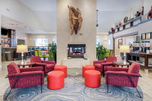 TV a/nebo společenská místnost v ubytování Hampton Inn & Suites Wilmington/Wrightsville Beach