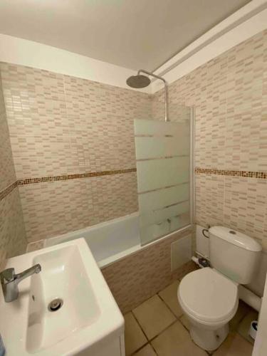 une salle de bain avec des toilettes blanches et un lavabo dans l'établissement Studio climatisé neuf centre-ville, à Nîmes