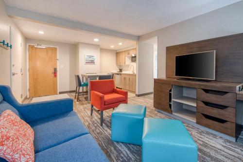 TV a/nebo společenská místnost v ubytování Hampton Inn & Suites Wilmington/Wrightsville Beach