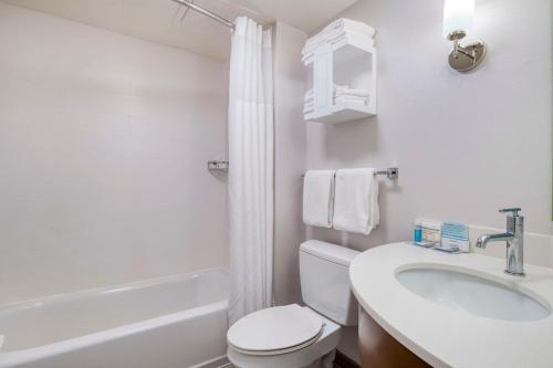 Koupelna v ubytování Hampton Inn & Suites Wilmington/Wrightsville Beach