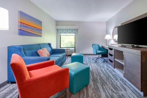 TV a/nebo společenská místnost v ubytování Hampton Inn & Suites Wilmington/Wrightsville Beach