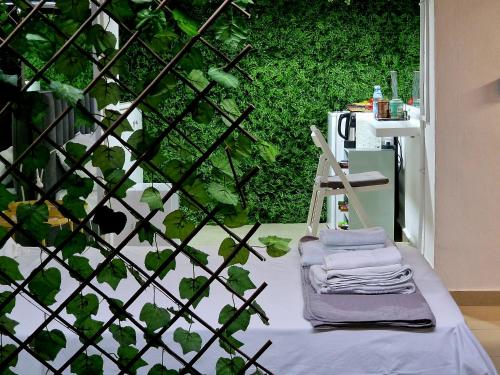 una camera con parete verde, scala e asciugamani di Central Square Apartment a Nicosia