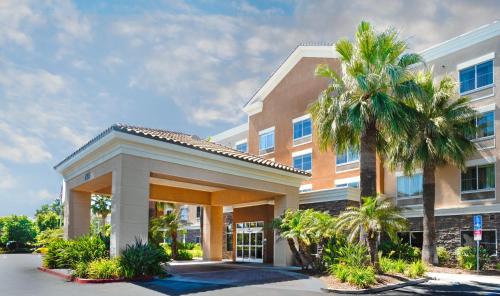 un edificio con una palmera delante de él en Best Western Ontario Mills Mall, en Ontario