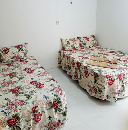 a room with two beds at Hostel das Flores in Belém