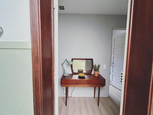 uma mesa com um espelho num quarto em Casa do João • City Break • Lisbon em Lisboa
