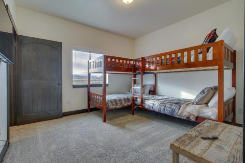 Katil dua tingkat atau katil-katil dua tingkat dalam bilik di Tranquil Silverwood Estates Less Than 1 Mile to River!