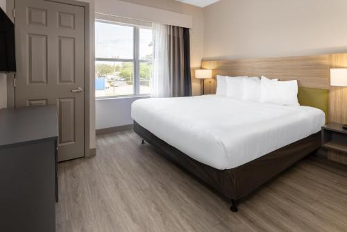 Кровать или кровати в номере Country Inn & Suites by Radisson, Valdosta, GA