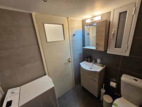 uma pequena casa de banho com lavatório e WC em Athena Elegant Apartment em Atenas
