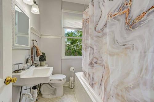 Koupelna v ubytování Historic Home With Vintage Charm In Springfield