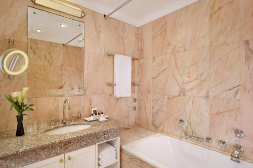 Hotel Imperial, a Luxury Collection Hotel, Viennaにあるバスルーム