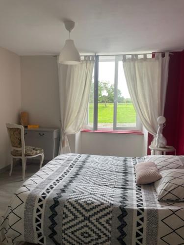 1 dormitorio con cama y ventana en Chambre d'hôtes La Haie en Roz-Landrieux