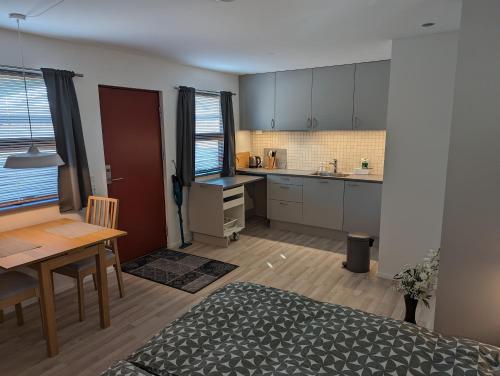 a room with a kitchen and a dining room at Compact Apartment Hvidager in Albertslund